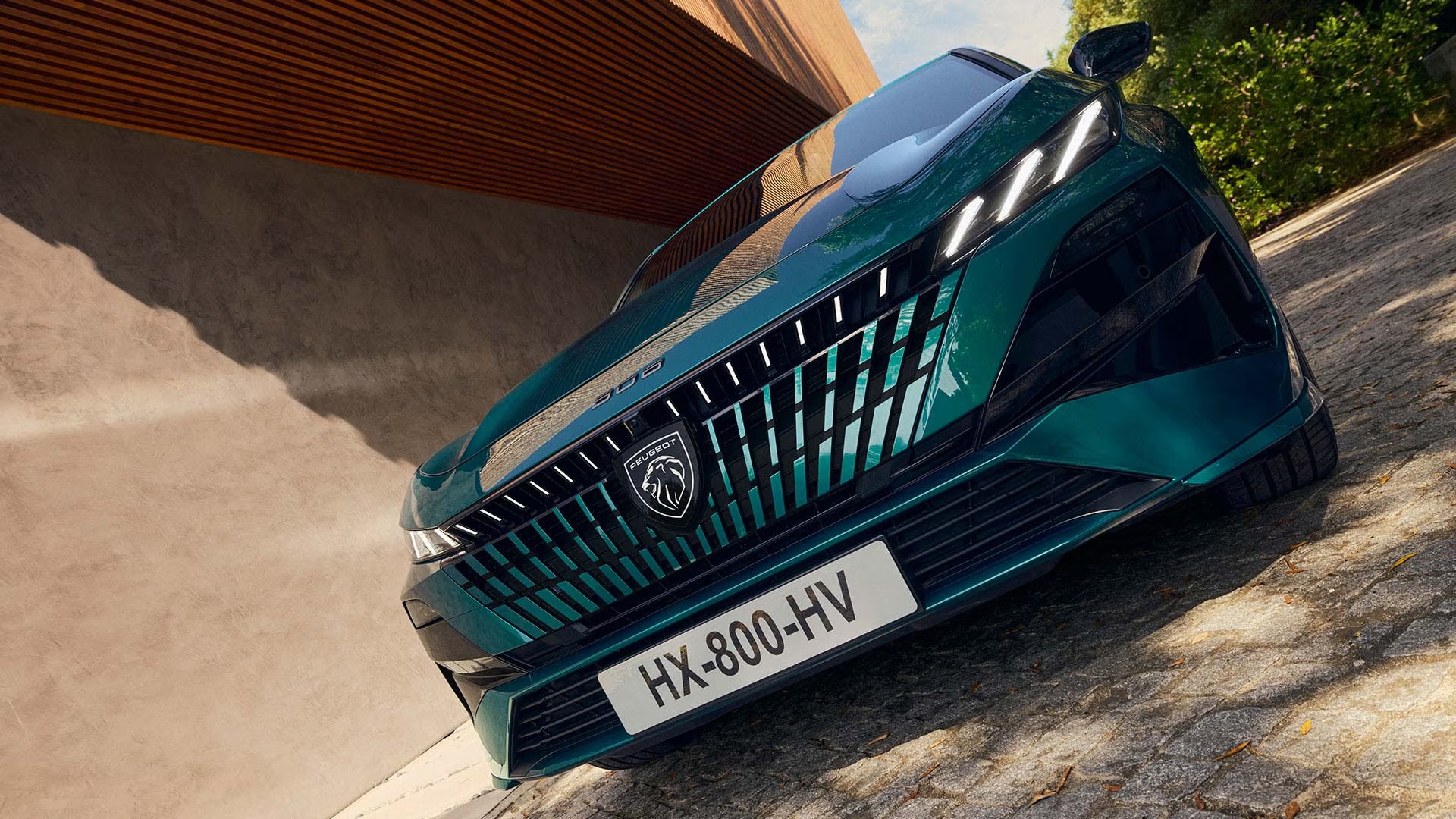 Green Peugeot 3008 front view with number plate HX-800-HV.