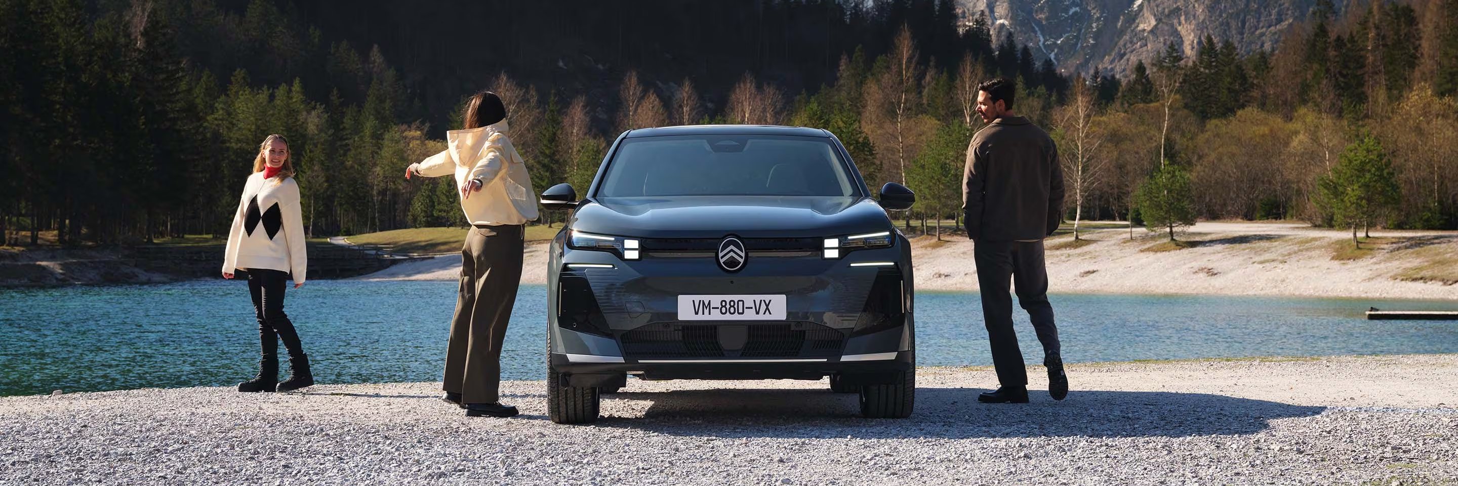 C5 Aircross at the bottom of a mountain
