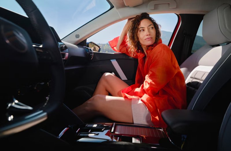 citroen c4 front seats with woman