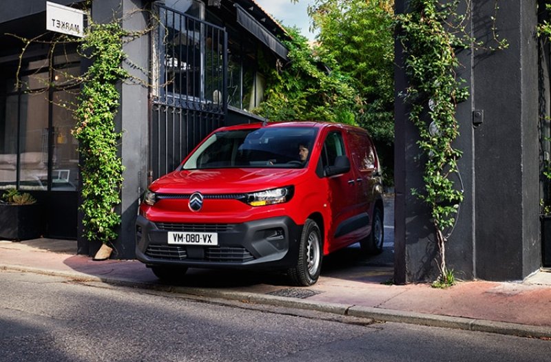 citroen e berlingo van in red from the front