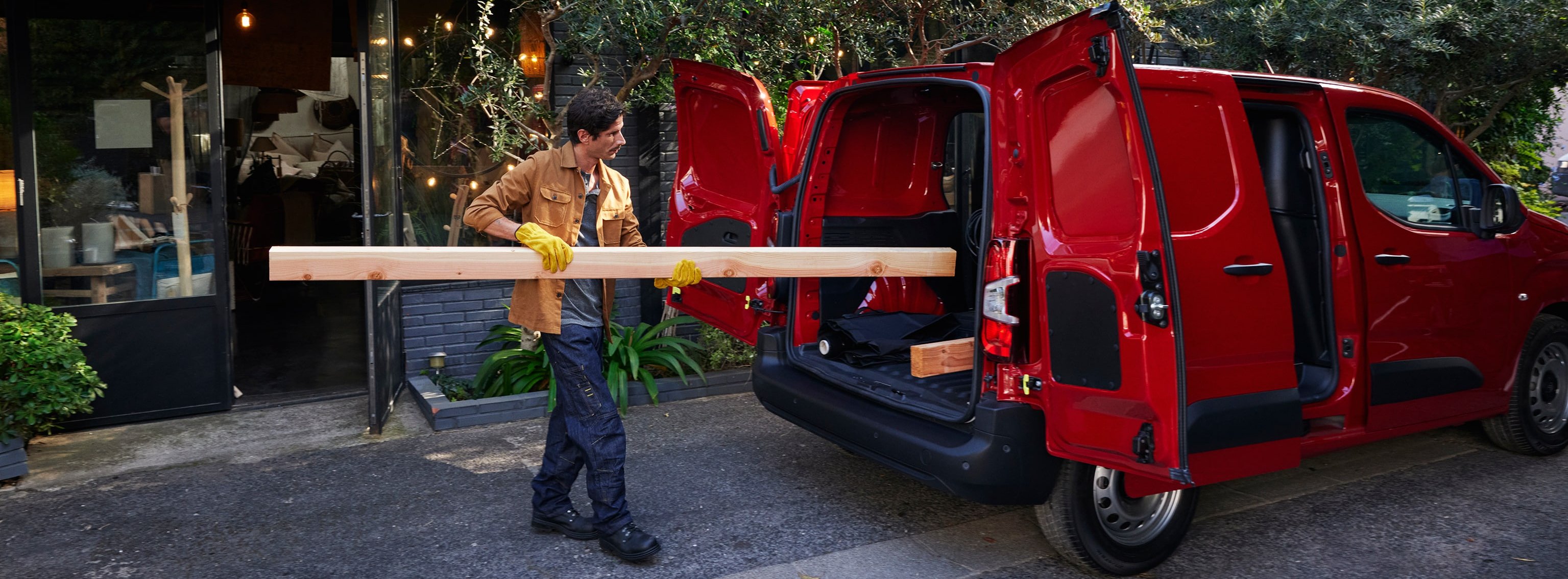citroen e berlingo van man putting wood in the boot