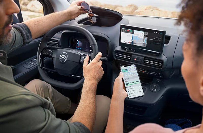 man and woman sat in e berlingo on phone app