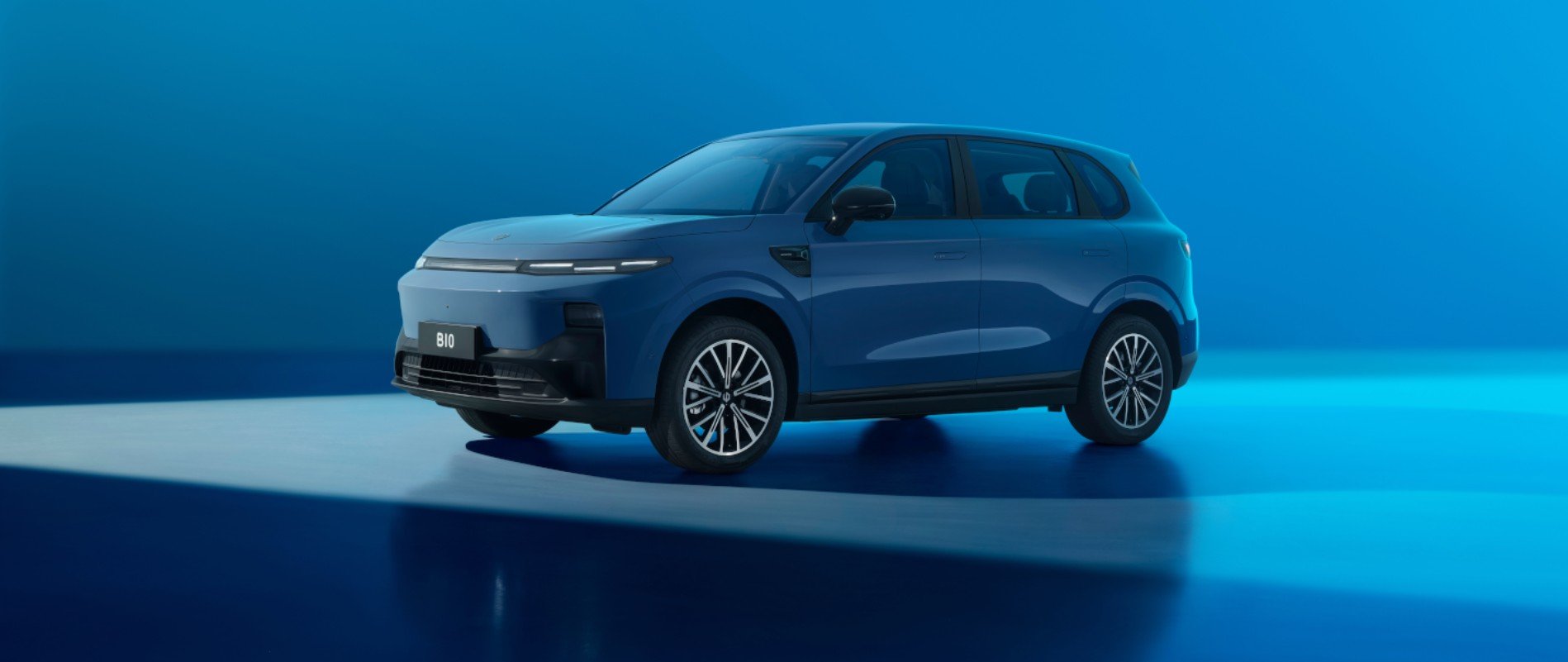 Blue SUV BI0 model displayed to the right viewed from the front and side.