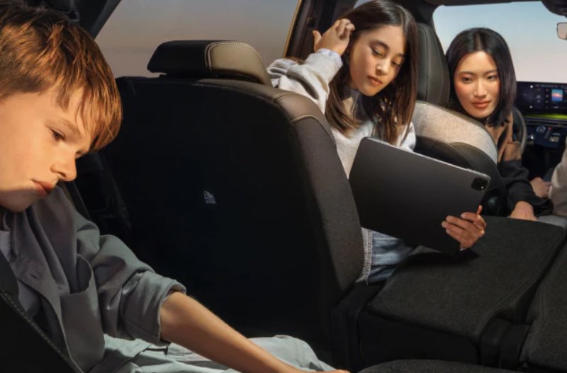peugeot 5008 children playing in the back of car