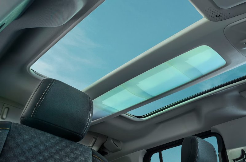 glass roof in the peugeot e rifter