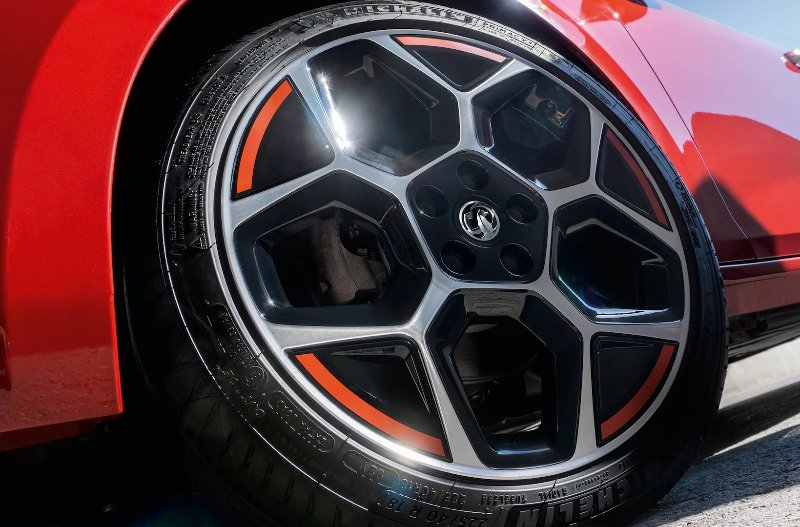 vauxhall astra sports tourer alloy wheels in red