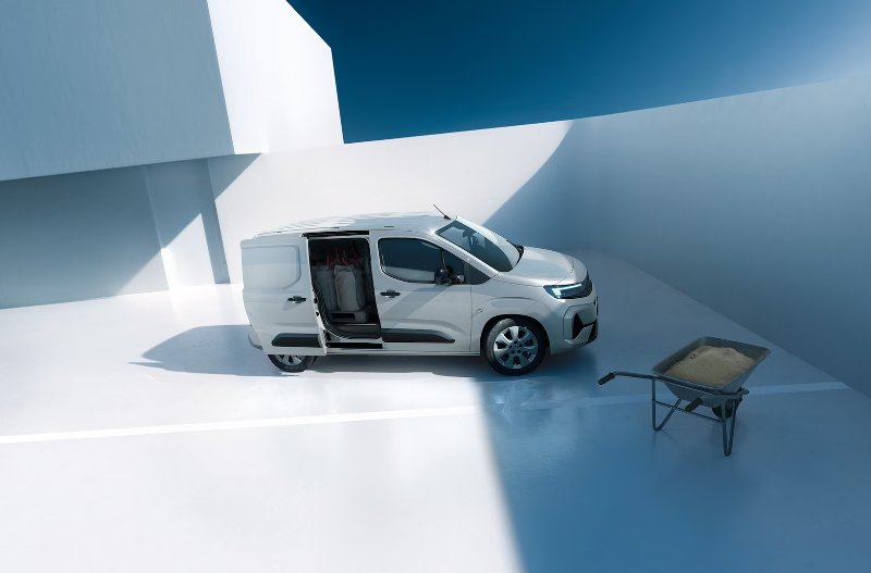 vauxhall combo electric van with door open